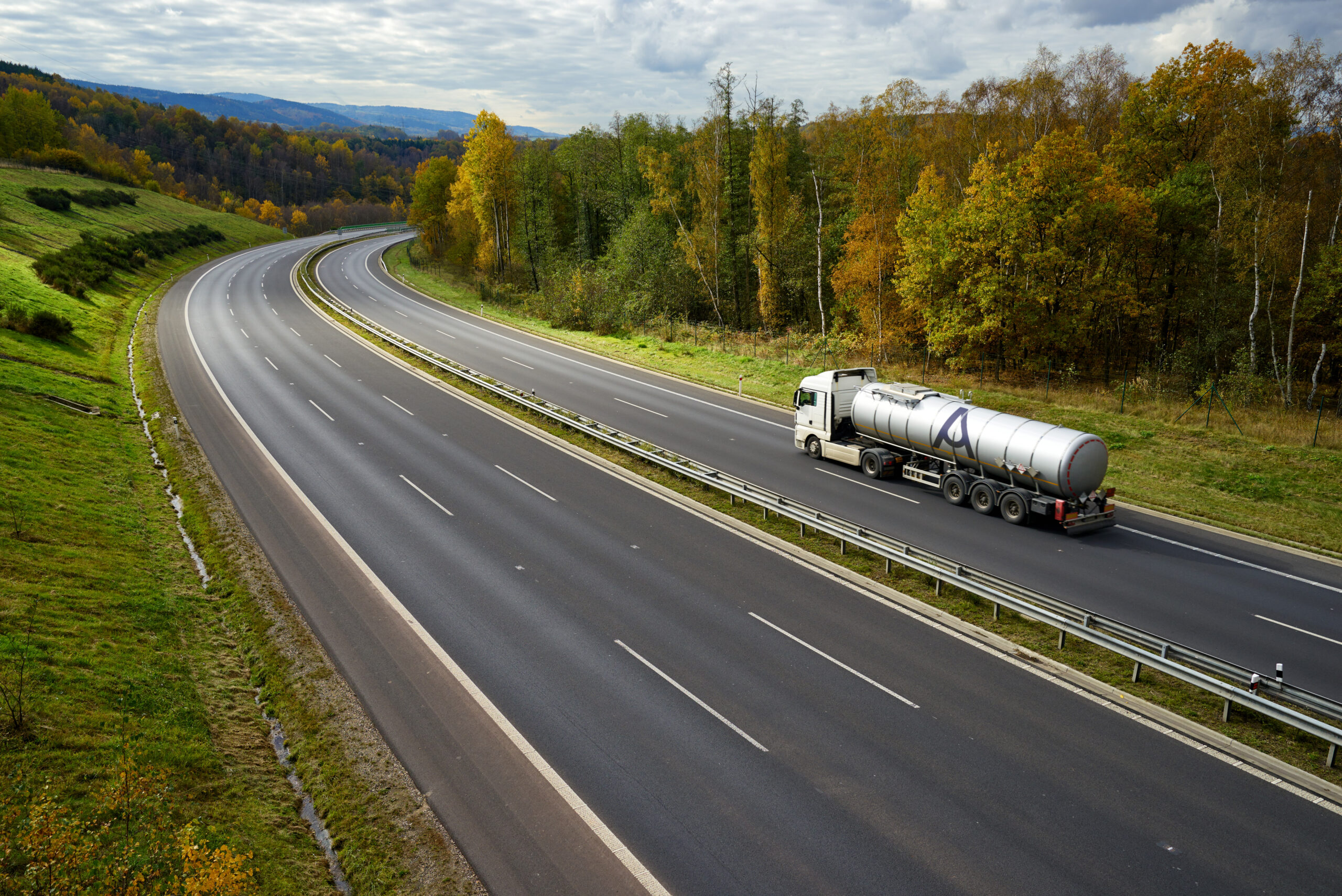 How does a tanker truck transporting chemical materials work?
