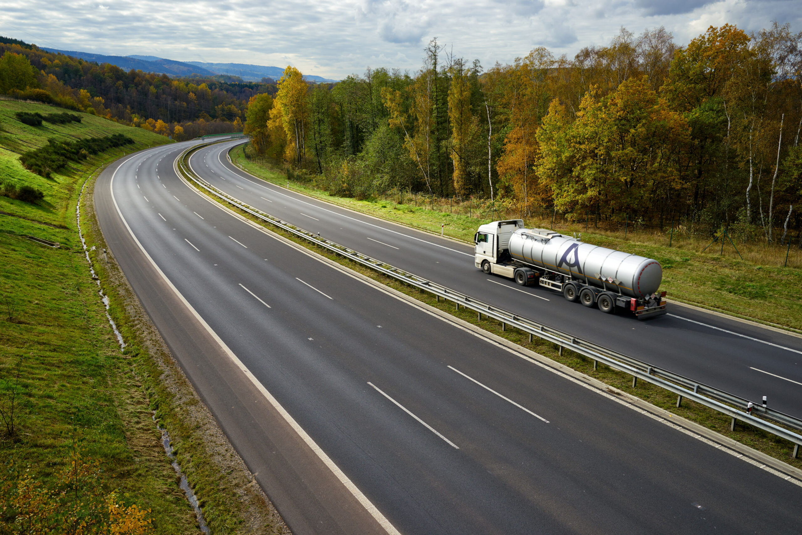 Como funciona um camião cisterna que transporta material químico?