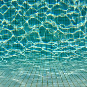 ¿Cómo mantener cuidada el agua de la piscina reduciendo el uso de la bomba de filtro?
