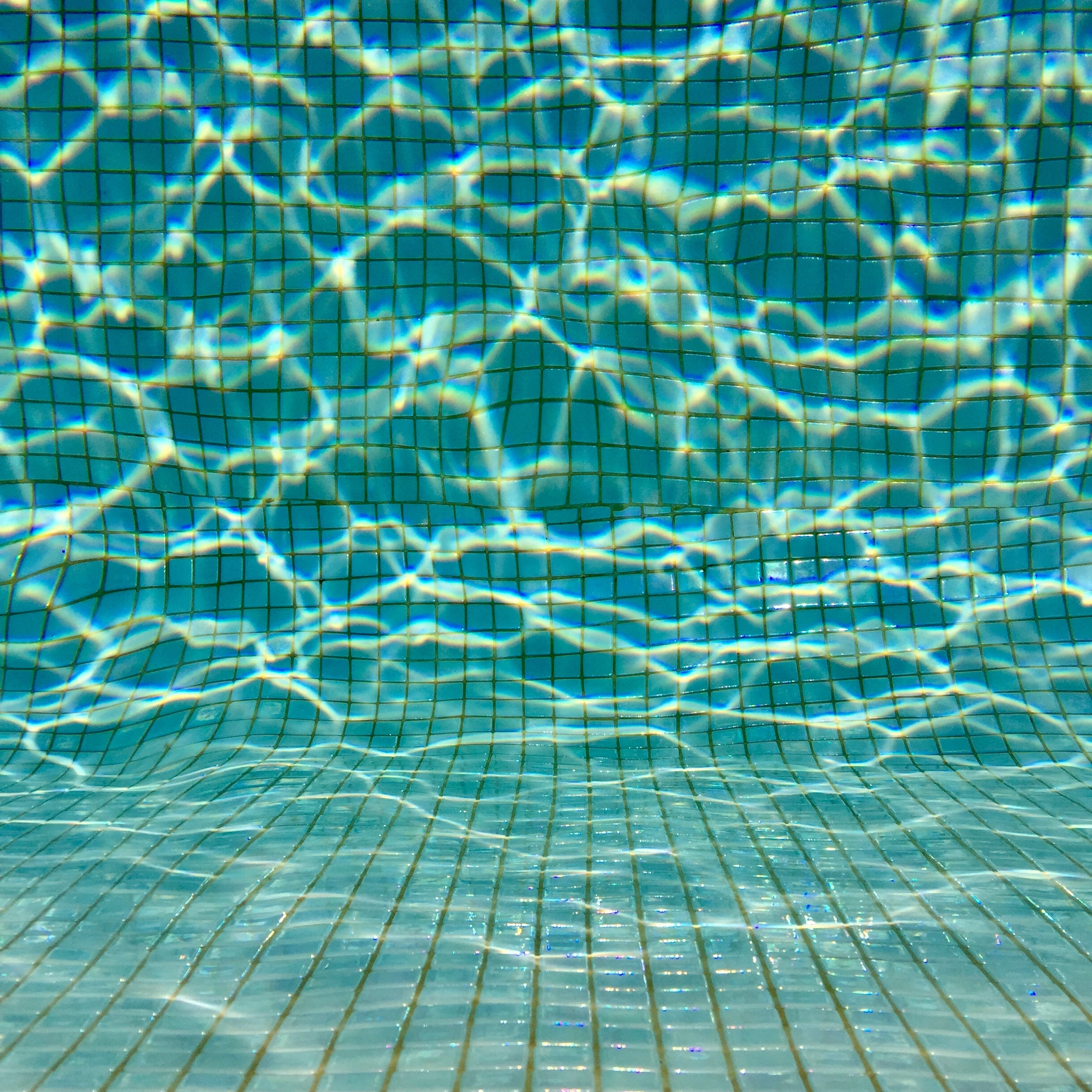 Como manter a água da piscina limpa, reduzindo a utilização da bomba de filtragem?